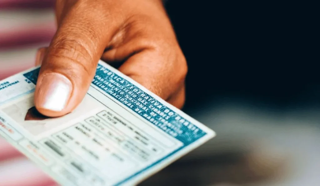 Exame toxicológico CNH volta a ser exigido na primeira habilitação, entenda como afetará as categorias A e B, custos e novas regras para coleta e assinatura