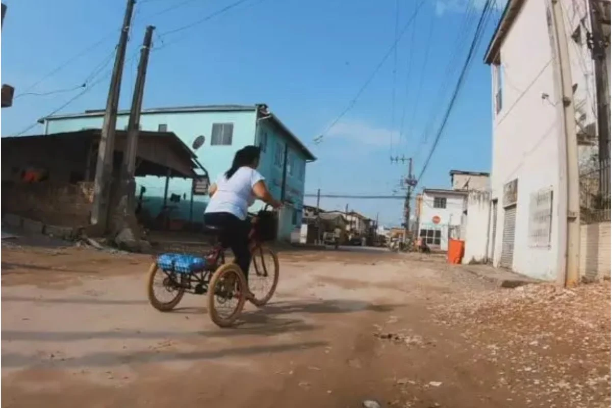 Vias estreitas, pouca arborização e zero acessibilidade nas favelas de Santa Catarina, raio-X das ruas, drenagem e infraestrutura que expõem desigualdades