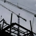 Salários na construção de data centers de IA nos EUA passam de US$ 200 mil, com bônus diários, licenças remuneradas e mudanças no modelo de trabalho